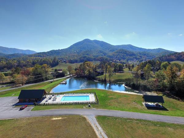 Lee'S Creekside Villa Pigeon Forge Exterior photo