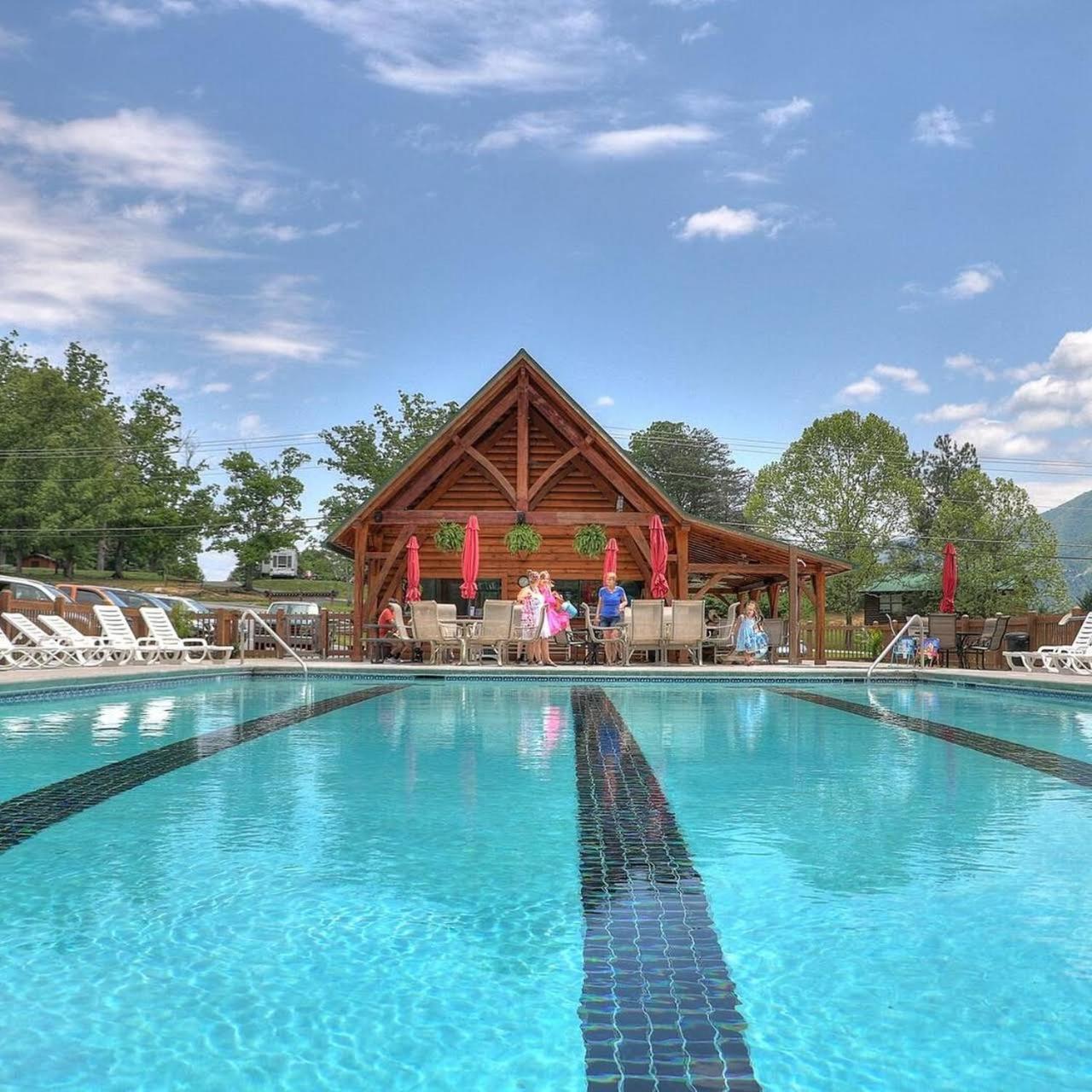 Lee'S Creekside Villa Pigeon Forge Exterior photo